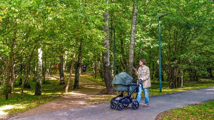 Молодая мама гуляет в зеленой зоне у станции метро «Молодежная»